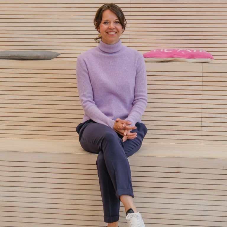 Kirsten Herz Mediatorin sitzend, zuhörend 